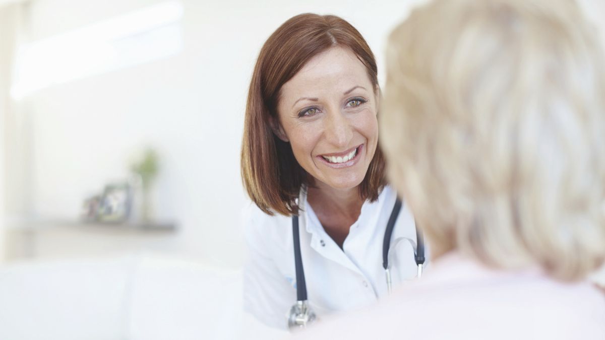 Ärztin redet mit Patientin