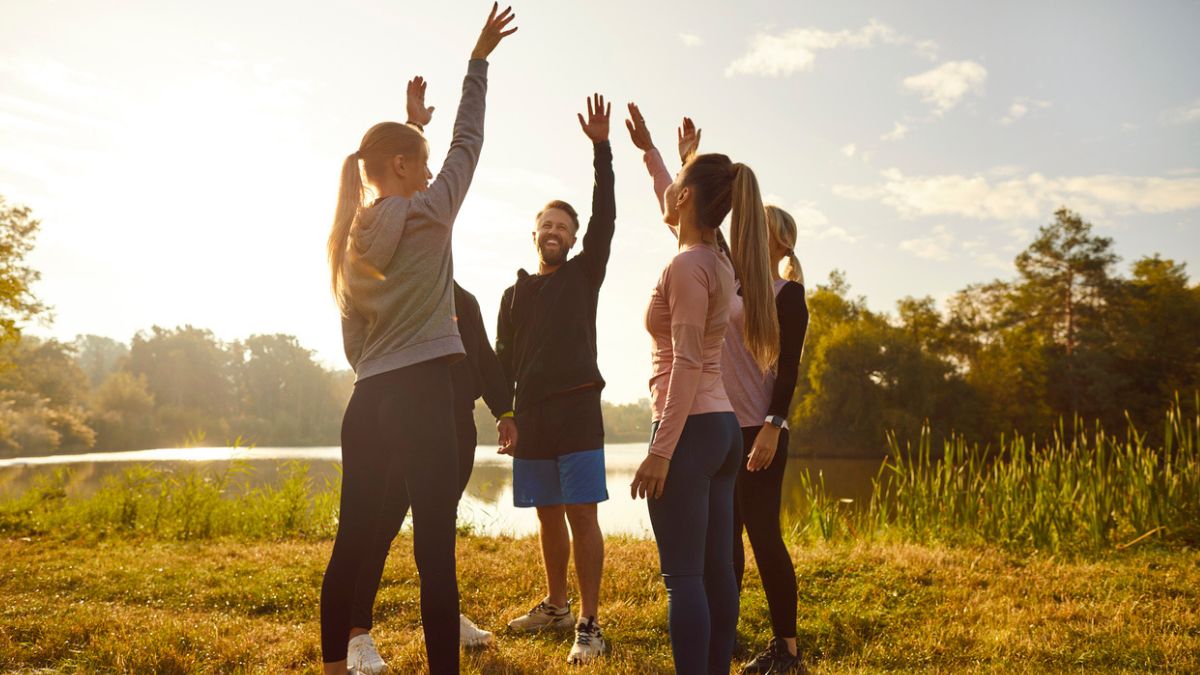 Gruppe von Menschen in Natur