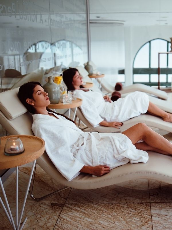 Zwei Frauen liegen im Wellnessbereich